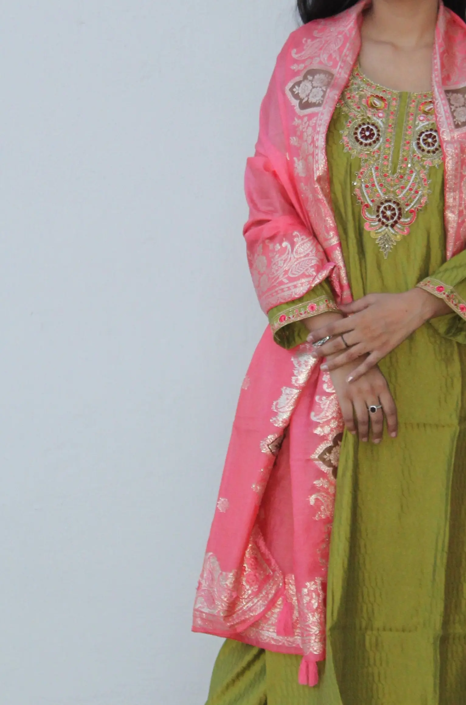/storage/photos/1/Products/Suit/mehendi green stylish (15).webp